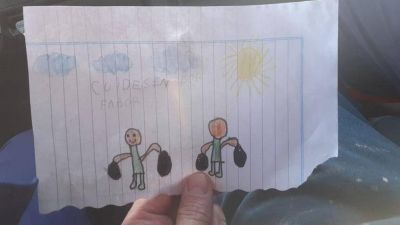 Recolector de basura cont� que la gente les deja alcohol en gel y dibujos de los chicos