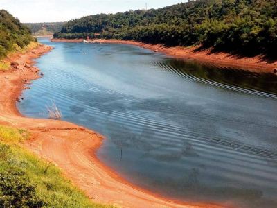 Por la bajante del r�o, se complic� el abastecimiento de agua en Iguaz�