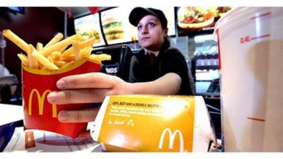 Las cadenas de comidas rápidas redujeron los sueldos más bajos en un 30%