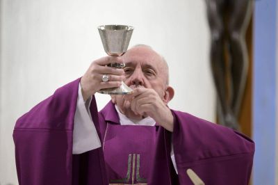 Santa Marta: Francisco ora por los perseguidos que �sufren un juicio injusto�
