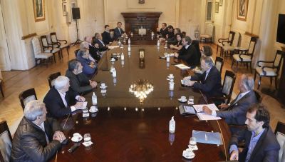 Daer ratific� el apoyo de la CGT al Gobierno y anticip� que la industria y la construcci�n volver�n a trabajar el lunes
