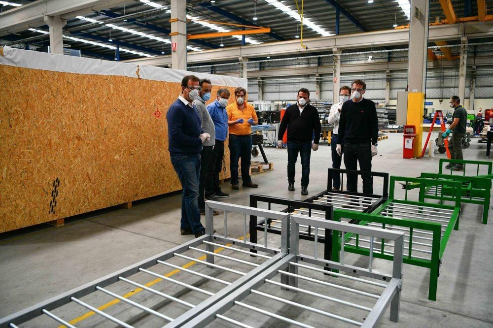 Sujarchuk y Katopodis recorrieron una empresa de Gar�n que fabric� y don� 200 camas para centros de salud del distrito y de distintos puntos del pa�s