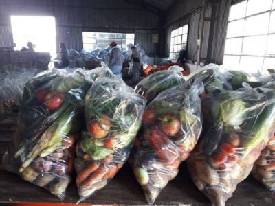 Vecinos autoconvocados reparten bolsones de verdura