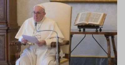 El Papa en la catequesis: en estos d�as santos, Crucifijo y Evangelio