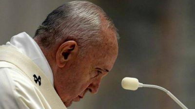 En su homil�a de Jueves Santo, el Papa honr� a curas muertos por coronavirus