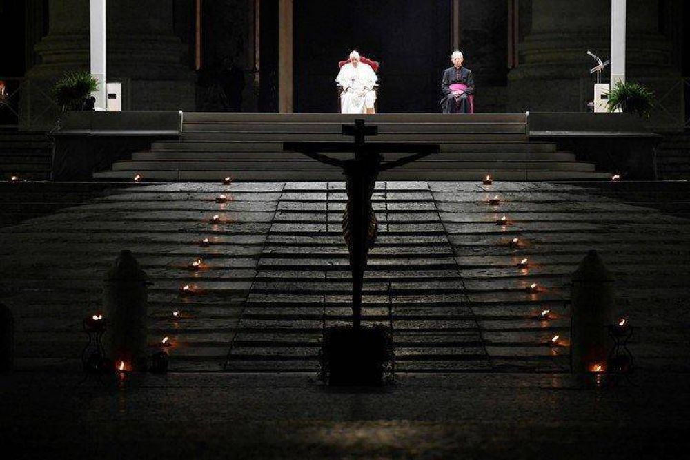 Coronavirus: el papa Francisco encabez� un in�dito Via Crucis en una Plaza San Pedro desierta