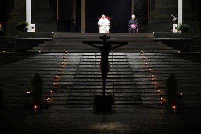 Coronavirus: el papa Francisco encabez� un in�dito Via Crucis en una Plaza San Pedro desierta