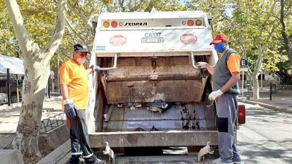 La noble labor de los municipales que recogen la basura