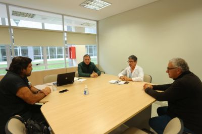Fernando Gray en una nueva reuni�n de trabajo en el Hospital del Bicentenaria de Esteban Echeverr�a