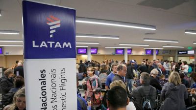 Latam activa estrategia de guerrillas y aprieta uno a uno a sus empleados para recortarle el sueldo a la mitad
