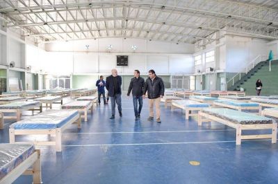 El intendente Watson recorri� centro de aislamiento con director de regi�n VI de Salud