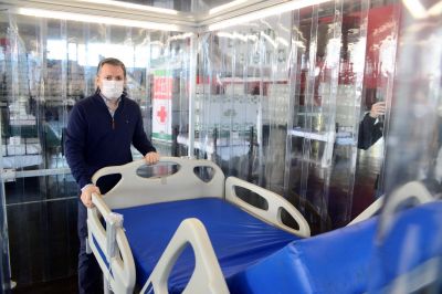 Fernando Gray supervis� la instalaci�n de dos m�dulos de aislamiento