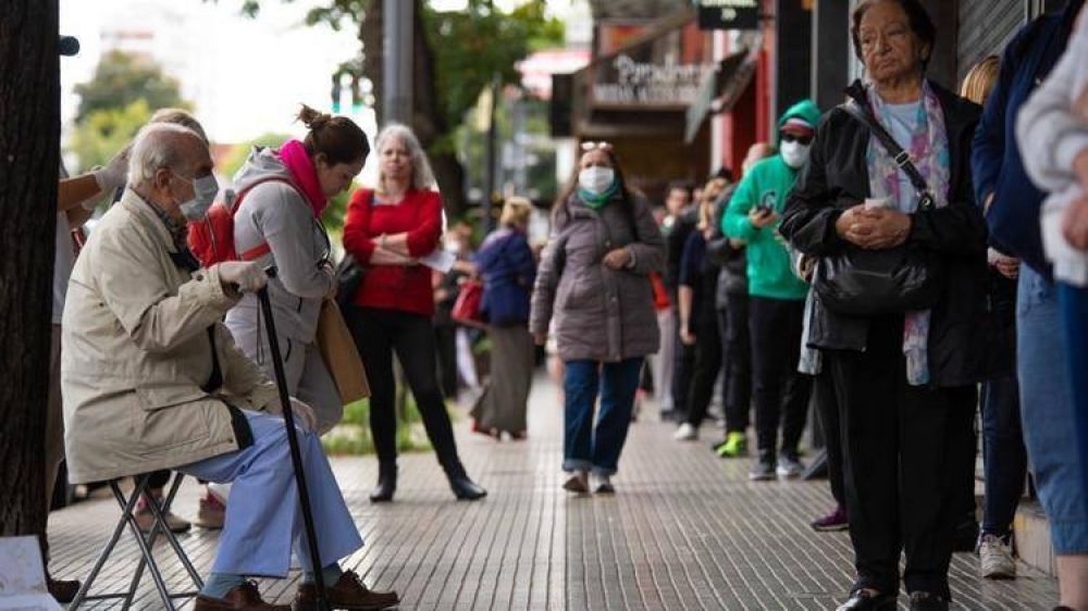Pese a las cr�ticas, el gobierno porte�o implement� el permiso para los mayores de 70 a�os