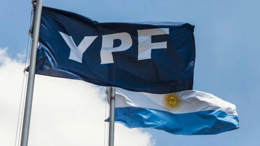 En pleno desplome del petrleo, voces en el oficialismo proponen reestatizar YPF por completo