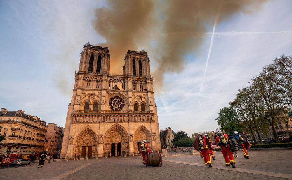 Pronto una catedral provisional de madera en la plaza frente a Notre-Dame?