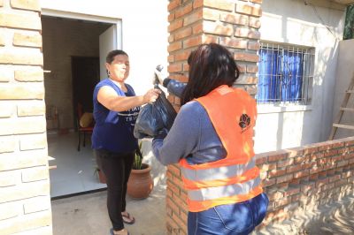 El municipio entrega 30 mil kilos de papa a vecinos de Echeverr�a