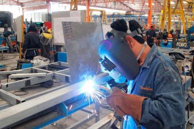 El gobierno prometi� que el 80% de los trabajadores privados cobrar� abril con ayuda estatal