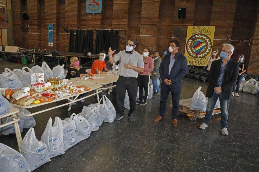 La Red Voluntaria de La Matanza entreg� libros y alimentos en Luzuriaga