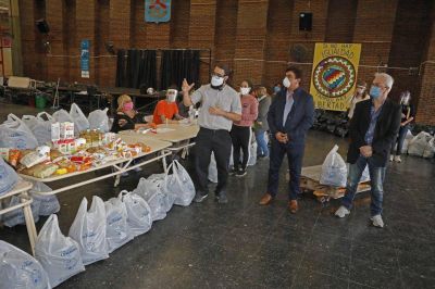 La Red Voluntaria de La Matanza entreg� libros y alimentos en Luzuriaga