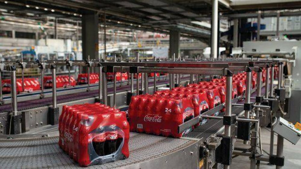 Ventas de Arca Continental, embotelladora de Coca Cola, crecen 5.3% por la demanda de agua