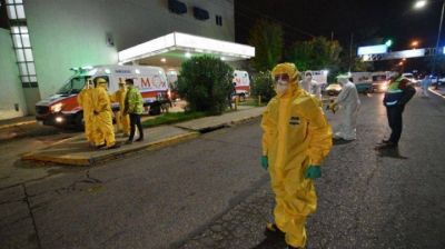 Trasladaron a 27 pacientes de PAMI de una cl�nica privada donde detectan 23 personas con coronavirus