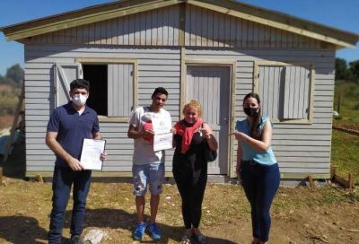 Trabajo articulado entre el Municipio y la Provincia para asistir a una familia de la chacra 158