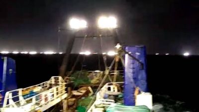 Denuncian la presencia de 100 barcos chinos pescando en aguas argentinas