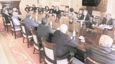 El Gobierno pact� con UIA y CGT una baja salarial de 25% para trabajadores suspendidos