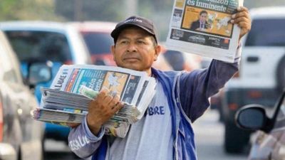 Papa resalta labor de voceadores de prensa durante la pandemia