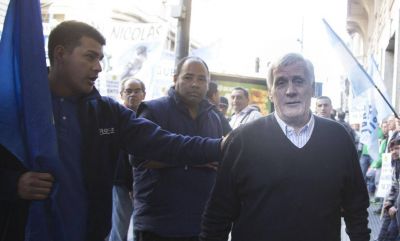 Cal� pidi� que lo feliciten por el acuerdo que firm� con las empresas para suspender con recortes salariales