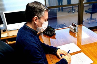 Gray firm� convenio para la puesta en funcionamiento del Hospital del Bicentenario
