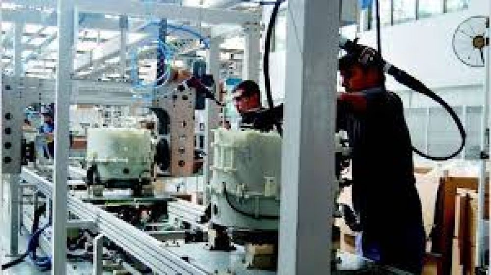 Empresas generalizan rebaja salarial del 25% luego del aval oficial al acuerdo UIA-CGT