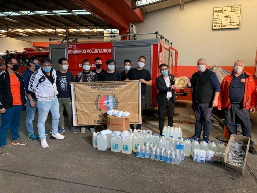 Supermercadistas realizaron donativo de alcohol a los Bomberos de Quilmes