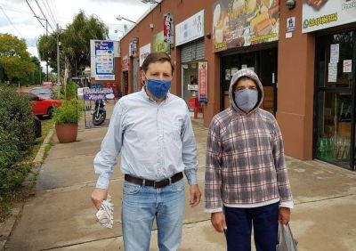 M�ndez con vecinos y comerciantes, contra la pandemia