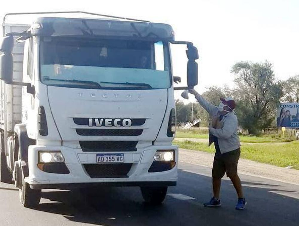 Un pastor evanglico sorprende a los camioneros en Crdoba entregndoles tortas fritas y donas a su paso