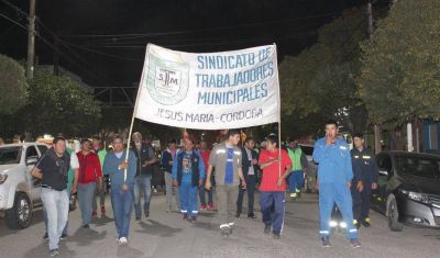 Municipales de Jesús María salieron a protestar por recortes de sueldos y los detuvieron por romper la cuarentena