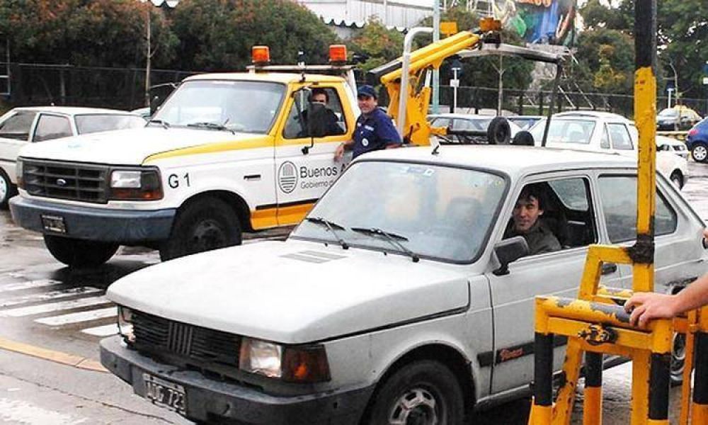 Ante el aumento de autos mal estacionados, el Gobierno porte�o restablecer� gradualmente el servicio de gr�as