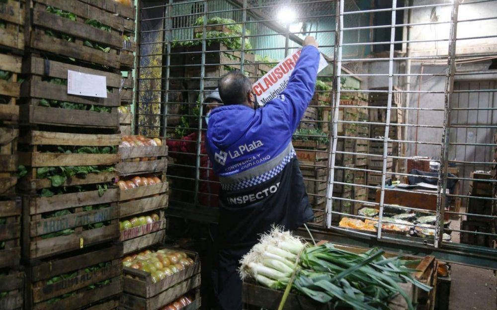Otro megaoperativo en el Mercado por precios de verduras y frutas dej 6 locales clausurados