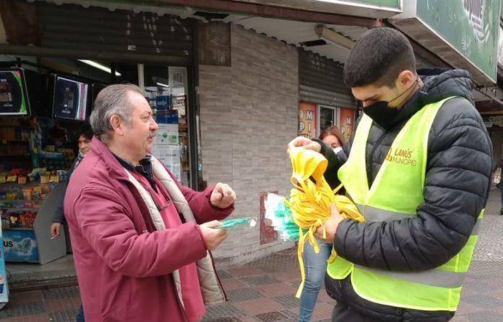 El Voluntariado Municipal reparti� tapabocas en la zona este de la estaci�n de Lan�s