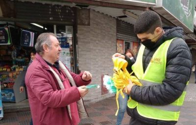 El Voluntariado Municipal reparti� tapabocas en la zona este de la estaci�n de Lan�s