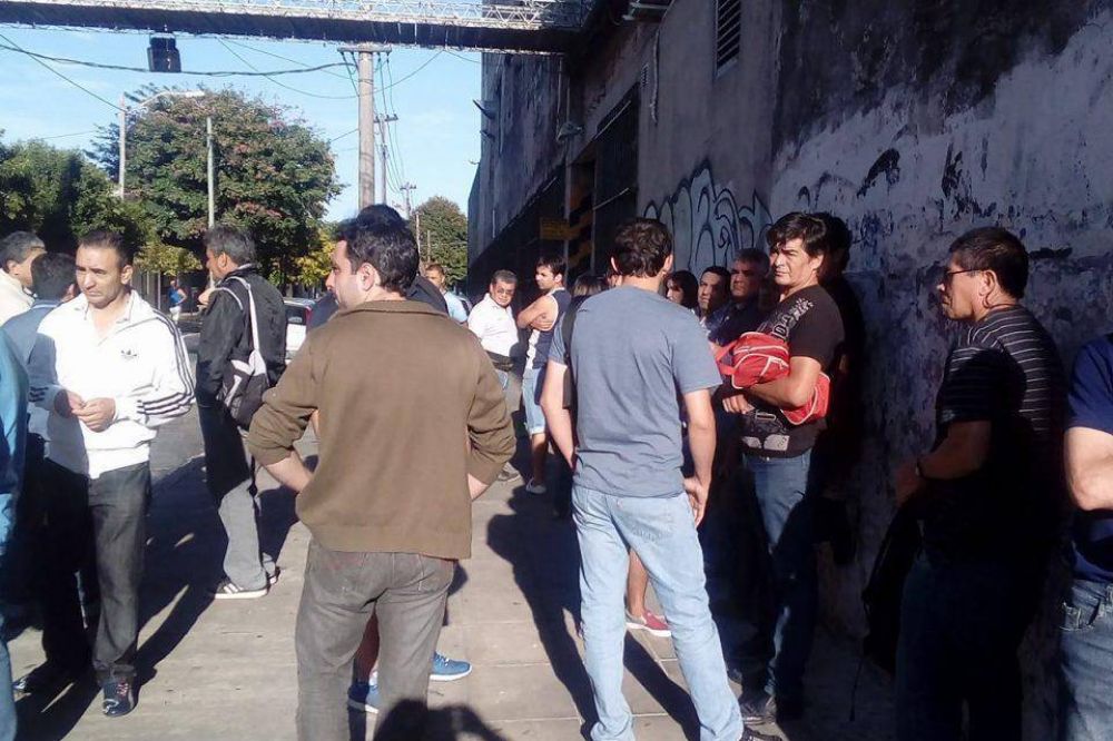 Trabajadores de la textil Iberoamericana organizan una mateada para reclamar por sus sueldos