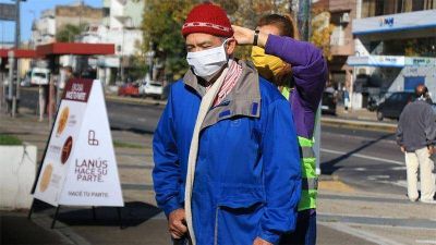 El voluntariado municipal reparti� tapabocas en la zona este de la estaci�n de Lan�s