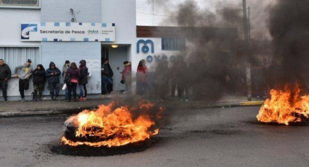 Trelew: Trabajadores de la pesquera Fyrsa manifestaron por quincenas adeudadas