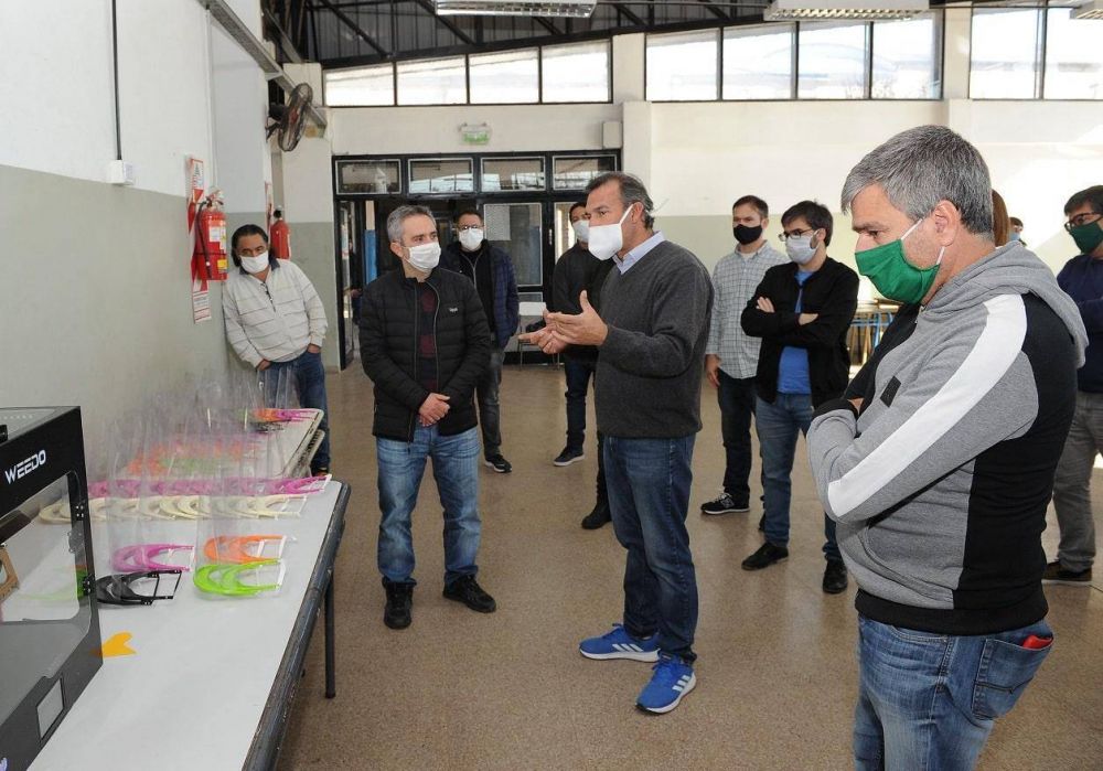 Zabaleta visit una escuela de Hurlingham que fabrica mscaras de proteccin facial