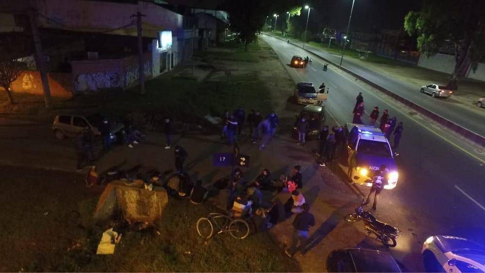 Polica de Quilmes detiene a 25 jvenes por violar la cuarentena en Berazategui casi en el lmite con Varela