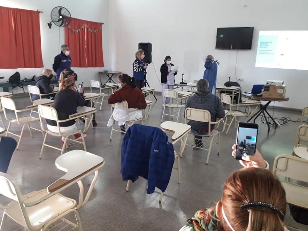 Capacitan a m�dicos, camilleros y personal de salud para que sepan c�mo actuar en medio de la pandemia