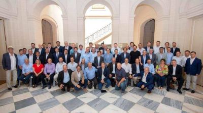 Apoyo de los 135 intendentes a la renegociaci�n de la deuda que encara la Provincia