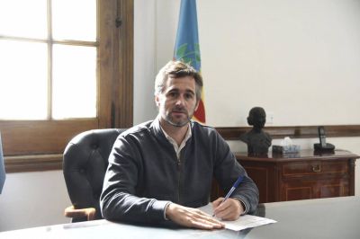 Ach�val firm� los decretos que regulan la reapertura de industrias y comercios