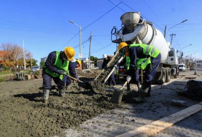 Retomaron las obras de repavimentaci�n en Granaderos y Roma, en el l�mite de Lan�s y Lomas