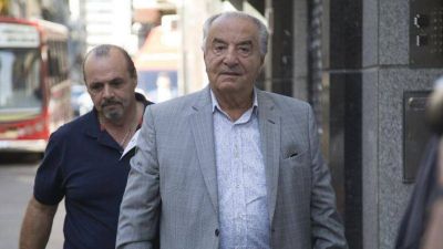 A pesar de que pact� reducciones, Cavalieri pidi� que los aportes al sindicato sean por el 100% de los salarios